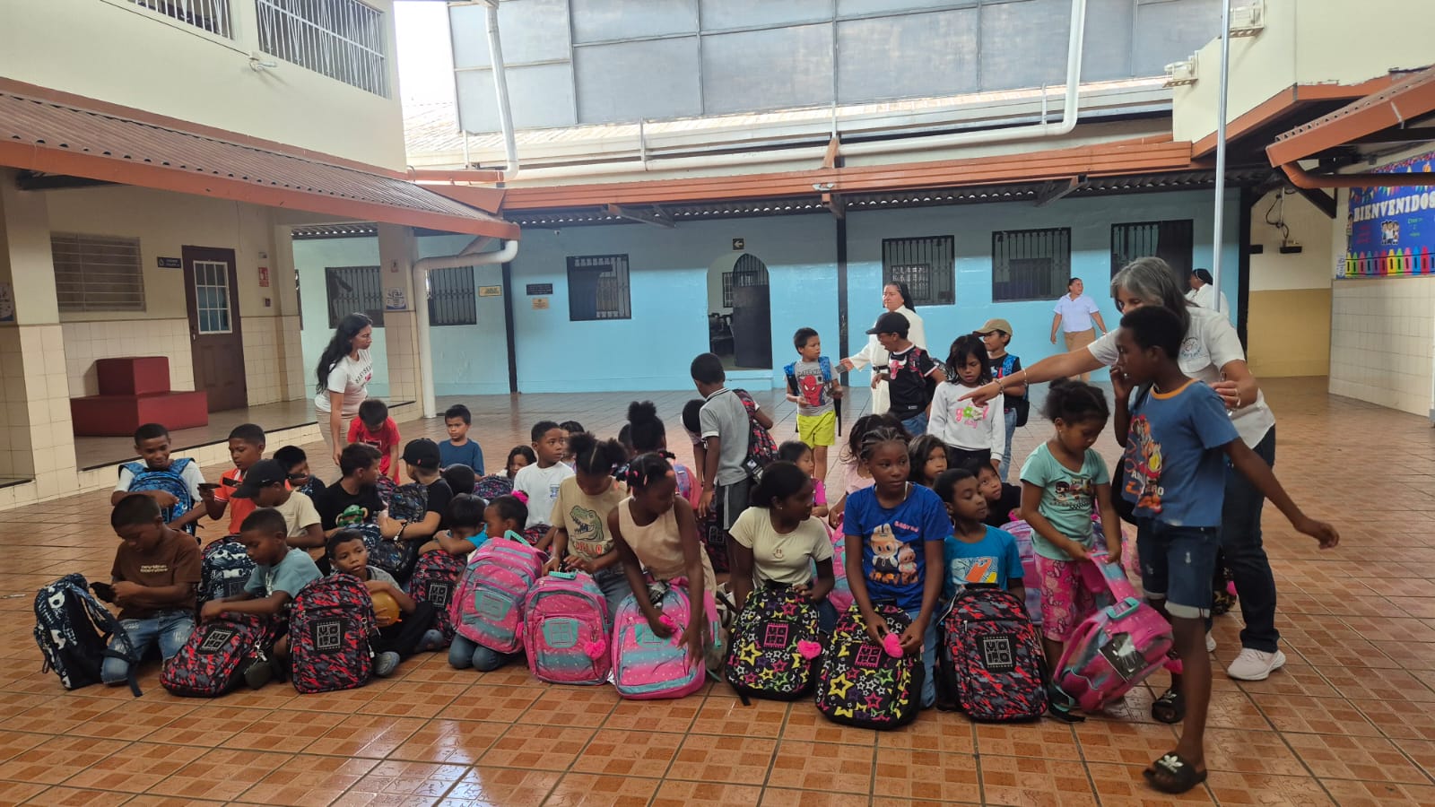Estudiantes del Centro Educativo Marie Poussepin recibieron kits de útiles escolares