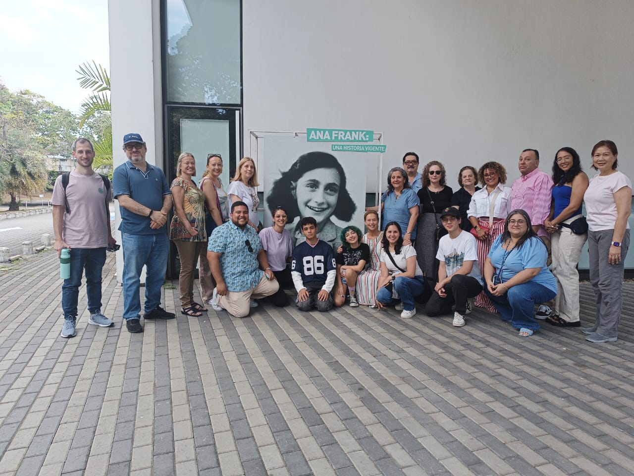 Miembros y amigos de KSI visitaron exhibición de Ana Frank
